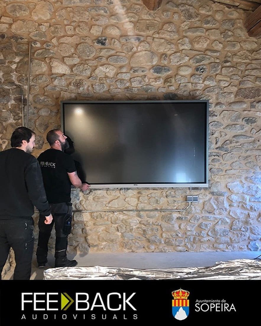 muntatge instalació d'un panell tàctil a Sopeira Feedback Audiovisuals Lleida