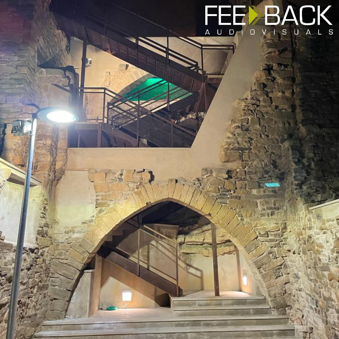 Instalación de balizas de iluminación y leds en la muralla del castillo de Fores - Feedback audiovisuals