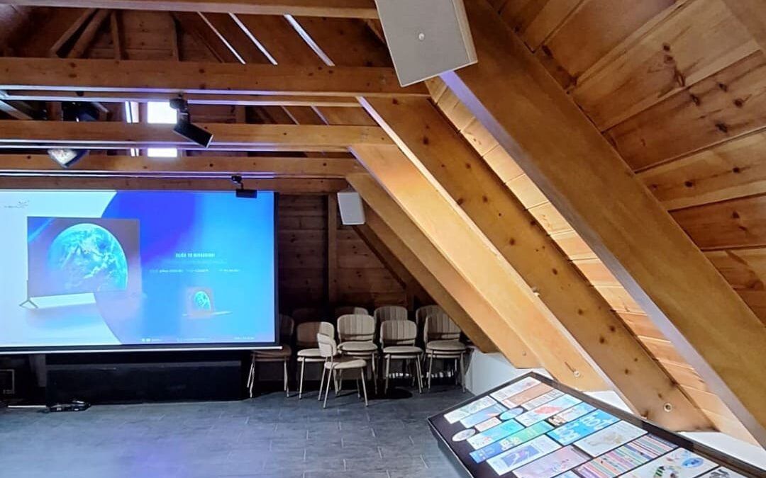 Instalación equipo audiovisual en el museo de la nieve